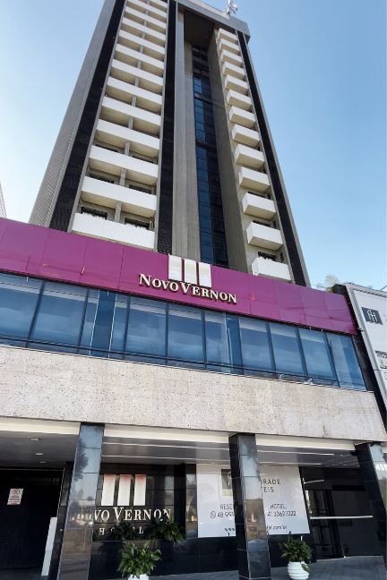 Fachada do Novo Vernon Hotel em Curitiba ao lado da Rodoferroviária